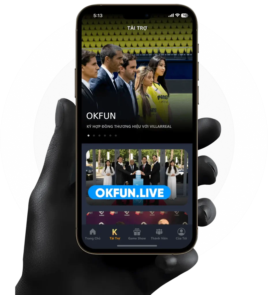Giao diện app OKFUN hiển thị hình ảnh buổi ký hợp đồng thương hiệu với câu lạc bộ Villarreal